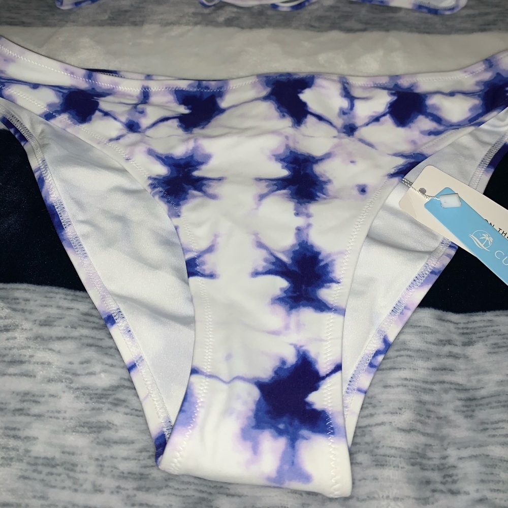 Bikini - Picture 2 of 6